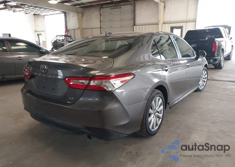 2020 Toyota Camry Le z USA, uszkodzony, nr VIN 4T1C11AK2LU933181